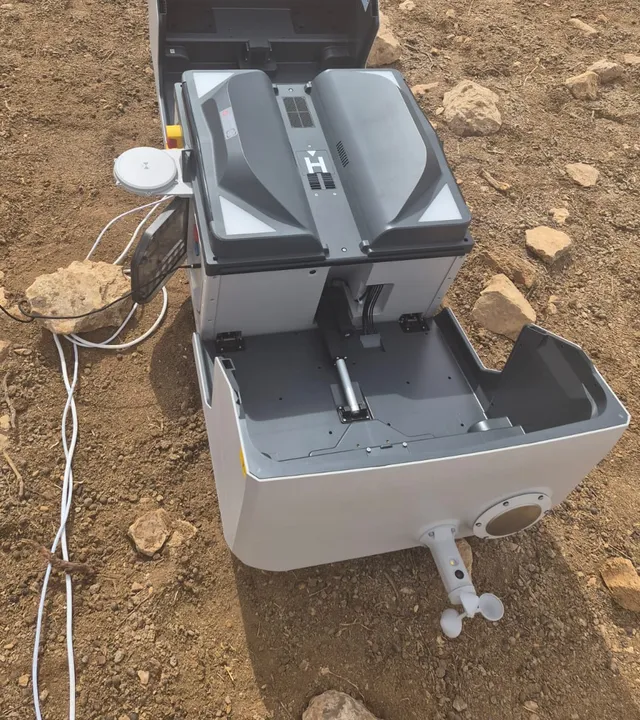 תחנת עיטם בהתקנה על הקרקע בחווה